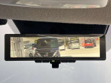 インテリジェントルームミラー。車両後方のカメラ映像をミラー面に映し出すため、車内の状況や天候などに影響されずいつでもクリアな後方の視界が得られます。