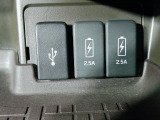 通常のUSB入力端子の他にスマホ充電に対応した2.5AのUSB端子を2箇所装備☆仲良く充電できちゃいますね☆