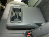 後席のカップホルダーとアームレストです。