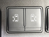 【両側パワースライドドア】スマートキーや運転席のスイッチで後席両側スライドドアの開閉が可能♪電動だから力を入れてドアを開ける必要が無く、小さなお子様でも簡単に開け閉めでき快適です♪