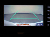 バックモニター付きで後退時に後方が見えるので安心です。車はどうしても死角ができますので、万が一のために必要な装備です。ただあくまでも補助装備ですので、目視での確認をお忘れなく!