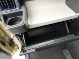 カップホルダーは運転席や助手席からちょうど手の届く位置です!!