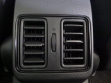 センターコンソール背面にはリア席専用のエアコンアウトレットを装備しております。