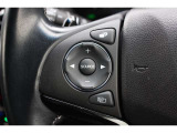 ハンドル左部分でオーディオ操作が可能です。運転中でも目線をずらさずに運転に集中できます。