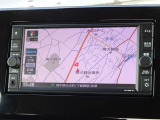 【ナビ】メモリーナビ(MJ120D-W)付きです。目的地を設定すれば初めての場所でも簡単に行くことができます。もちろん音楽だって聴けちゃいます♪