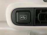 スマホの充電に便利なUSBソケット装備です!
