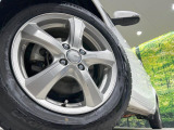 【15インチアルミホイール】外観にマッチしたアルミホイールを装着しております。各種アルミホイールや、スタッドレスタイヤも取扱いしております。是非ご相談ください♪