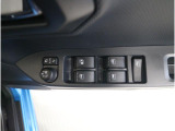 ■運転席ドアの操作しやすい位置にミラー操縦スイッチがついておりますので、ストレスなく自分のフィットする位置にセッティング頂けます。