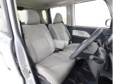 ■運転席シートです。座り心地を高めた座面構造となっておりますので、近場へのちょっとした移動やロングドライブ時など、どんな時でも快適なドライビングを楽しんでいただく事が可能です。