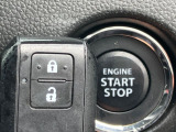 【キーレススタートシステム】カバンやポケットに入れたままでもドアの施錠・解錠が可能なスマートキーを装備。エンジンのオン・オフ時もカギを取り出す必要が無いからとっても便利です♪
