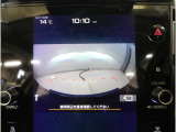 人気のフロントビューモニター装備。フロントグリルのカメラ映像を11.6インチディスプレイに表示。自車の前方の様子が確認可能です。見通しの悪い交差点や駐車・発進時などの前方確認をサポートします。