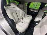 後部座席も気になるようなキズ・汚れやへたり等、大きなダメージはなく、良好な状態です。