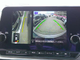 【アラウンドビューモニター】空から見下ろすような視点で、スムースな駐車と安全確認をサポートします。