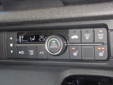 エアコンはオートエアコンでお好みの温度調整が出来、オールシーズン快適にドライブできます!フロントシートの座面に2段階調節のシートヒーターを内蔵。身体を直接温めることができます。