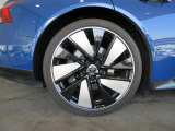 全車両に標準装備の純正アルミホイールは、純正ならではのバランスの良いデザインと、走行安定性をお楽しみ頂けます。
