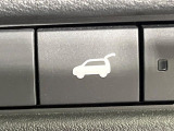 【パワーバックドア】スマートキーや運転席のボタンを押すだけでリアゲートが自動で開閉します!荷物を持っている時や、高い位置にあるバックドアを閉める際に便利な機能です♪