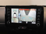 【パノラミックビューモニター】映像で、見づらい車両周辺の確認をアシスト。クルマを真上から見ているような映像を表示。 運転席から確認しにくい車両周囲の状況を把握。