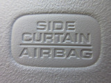 サイドカーテンエアバックシステムは、側面衝突時に大人から子供までさまざまな体格の乗員の頭部や頚部を広範囲で保護。特にセンターピラーへの頭部衝突を防ぐ展開性能を実現しています。