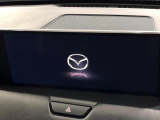 【12.3インチマツダコネクト】車内の雰囲気にマッチした大型ディスプレイ。スマホ接続でのナビ使用やBluetooth再生等、様々な機能が楽しめます。直感的なダイヤル操作が可能で、使い勝手も良好です。