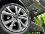 【純正18インチアルミホイール】外観にマッチした純正アルミホイールを装着しております。各種社外アルミホイールや、スタッドレスタイヤも取扱いしております。是非ご相談ください♪