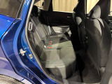 後部座席は足元広々でゆったりと乗れるスペースです♪