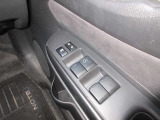 全席パワーウィンドウとなっています。運転席はオートになっているのでワンタッチ開閉することが出来ます。
