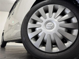 【純正ホイールキャップ】装備しております。クルマのオシャレは足もとから!外観にマッチしたデザインでビジュアルバッチリです。