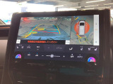 【パノラミックビューモニター】専用のカメラにより、上から見下ろしたような視点で360度クルマの周囲を確認することができます☆死角部分も確認しやすく、狭い場所での切り返しや駐車もスムーズに行えます。