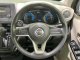 インテリアに合わせたデザインのステアリングは、運転される方のことも考え、運転しやすい形状、大きさです。是非一度、実際に触ってお確かめください。