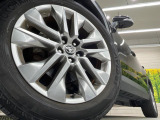 【純正アルミホイール】デザイン性の高い純正アルミホイールを装着しております。各種社外アルミホイールや、スタッドレスタイヤも取扱いしております。是非ご相談ください♪