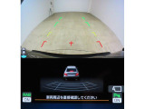■リヤビューカメラの映像です。ステアリング連動ガイドラインが、後退時の予想進路を表示し、運転のサポートを致します。