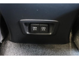 後部席へ乗車して携帯電話などを充電する時に前から配線を伸ばすとごちゃごちゃして邪魔になりがちですよね。そんな煩わしさを解消する後席側USBポート☆