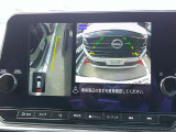【アラウンドビューモニター】空から見下ろすような視点で、スムースな駐車と安全確認をサポートします。