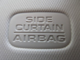 サイドカーテンエアバックシステムは、側面衝突時に大人から子供までさまざまな体格の乗員の頭部や頚部を広範囲で保護。特にセンターピラーへの頭部衝突を防ぐ展開性能を実現しています。