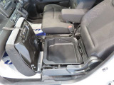 助手席シート下には収納スペースございます^^
