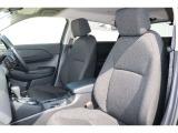 ゆったりした運転席・助手席です。運転席はシートハイトアジャスターつきで高さ調整が可能ですので、いろいろな方のドライビングポジションに合いますね♪