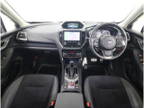 ■視界良好で運転しやすいコックピットです。シンプルで操作性の良いインパネ回りにデザインされ、SUBARUは安全性能に徹底的にまでこだわった視界設計を行っています。
