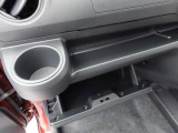 カップホルダーは運転席や助手席からちょうど手の届く位置です!!