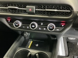 運転席/助手席シートヒーターで寒い日もすぐに温かくなり快適に過ごせます。3段階の温度調整が可能です