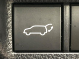 【パワーバックドア】スマートキーや運転席のボタンを押すだけでリアゲートが自動で開閉します!荷物を持っている時や、高い位置にあるバックドアを閉める際に便利な機能です♪