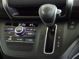 車内を快適に、オートエアコンを装備しています。
