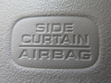 サイドカーテンエアバックシステムは、側面衝突時に大人から子供までさまざまな体格の乗員の頭部や頚部を広範囲で保護。特にセンターピラーへの頭部衝突を防ぐ展開性能を実現しています。