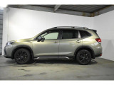 スバルの4WD(AWD)は直進安定性に優れ、日常走行から高速走行まで、さまざまなシーンで安心感に満ちた走りが愉しめます。それは悪路や泥道など左右のタイヤの路面状況が異なるシーンでも変わりません。
