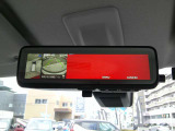 モニターをビルトインした ディスプレイ付きルームミラー映像は、スイッチ操作により、「トップビュー」「フロントビュー」「サイドブラインドビュー」を切り替えが可能です。