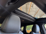 【サンルーフ】開放感たっぷりの希少装備、サンルーフが装着されています!車内に明かりを取り入れたり景色を楽しむ以外にも、車内の空気も簡単に換気できて快適です!
