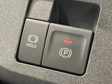 【電動パーキングブレーキ】パーキングブレーキは便利な電動式!ボタン一つで操作でき、アクセルを踏めば自動で解除されます♪レバーやペダルが無いので運転席廻りもすっきりしますね♪