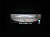 ■人気のフロントビューモニター装備。フロントグリルのカメラ映像をマルチファンクションディスプレイに表示。自車の前方の様子が確認可能です。見通しの悪い交差点や駐車・発進時などの前方確認をサポートします。