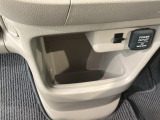 運転席、助手席間には小物入れがあります。