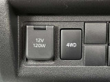 アクセサリーソケット、4WDスイッチ。