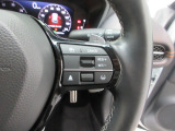 Hondaセンシングの機能のひとつ、アダプティブクルーズコントロール付!アクセルから足を離しても設定したスピードと前車との車間を保ち走行してくれます!車線維持もアシスト☆高速道路で疲労軽減ですね☆